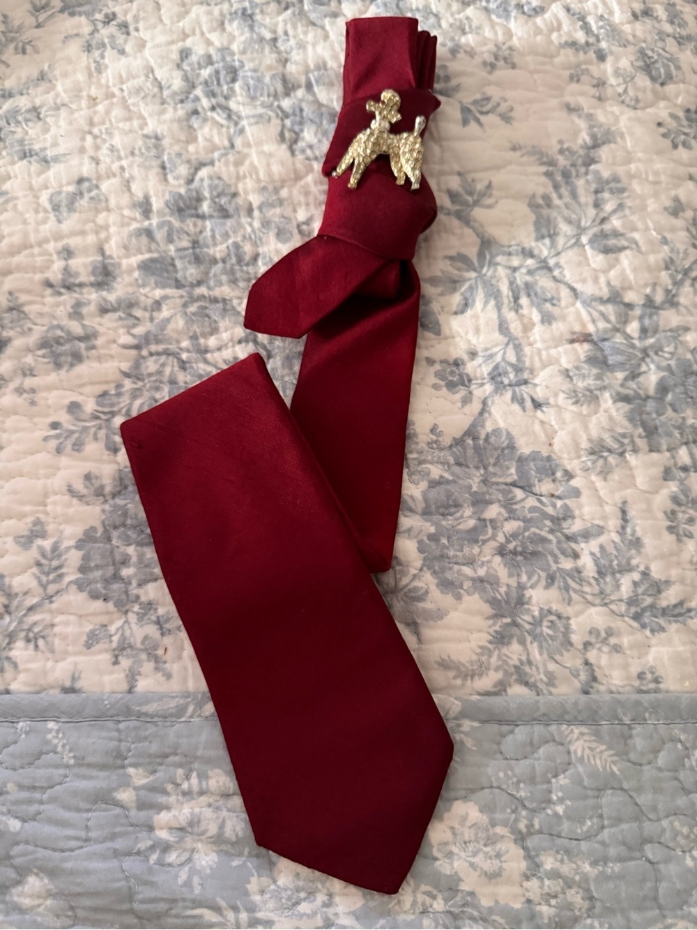 Necktie with Poodle Brooch - Picture 3 of 4